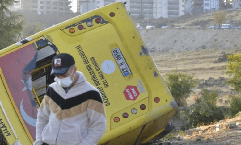 Yeşilvadi Yolunda Halk Otobüsü Devrildi 27