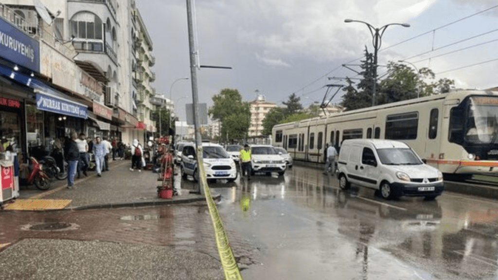 25 Aralık Durağında Tramvay Çocuğa Çarptı