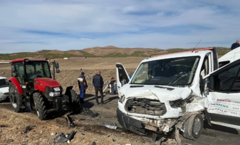 Gaziantep de Traktör ve Kamyonet Çarpıştı 3 Yaralı