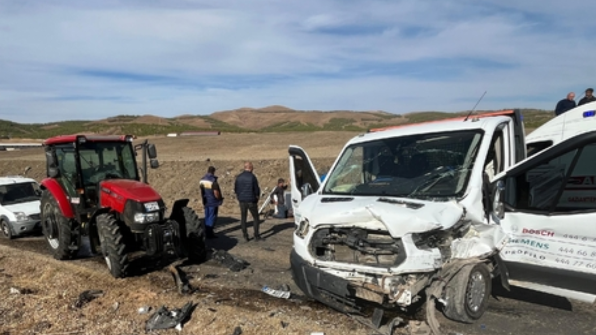 Gaziantep de Traktör ve Kamyonet Çarpıştı 3 Yaralı