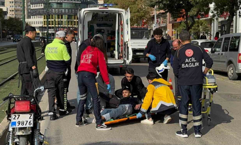 Gaziantep te Motosiklet ile Araç Çarpıştı 1 Yaralı