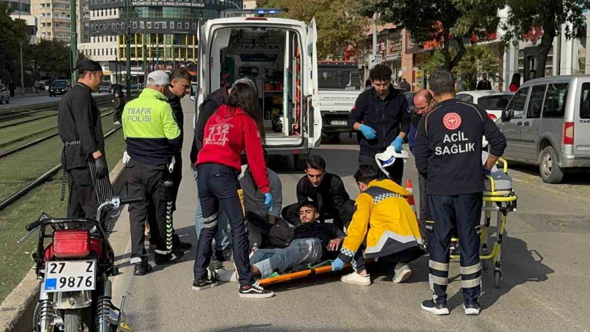 Gaziantep te Motosiklet ile Araç Çarpıştı 1 Yaralı