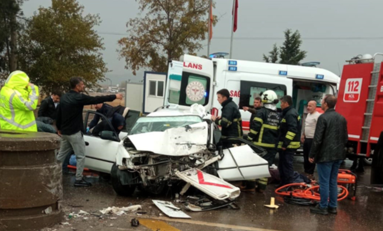 Gaziantep te Otomobil Bariyere Çarptı 1 Ölü 3 Yaralı