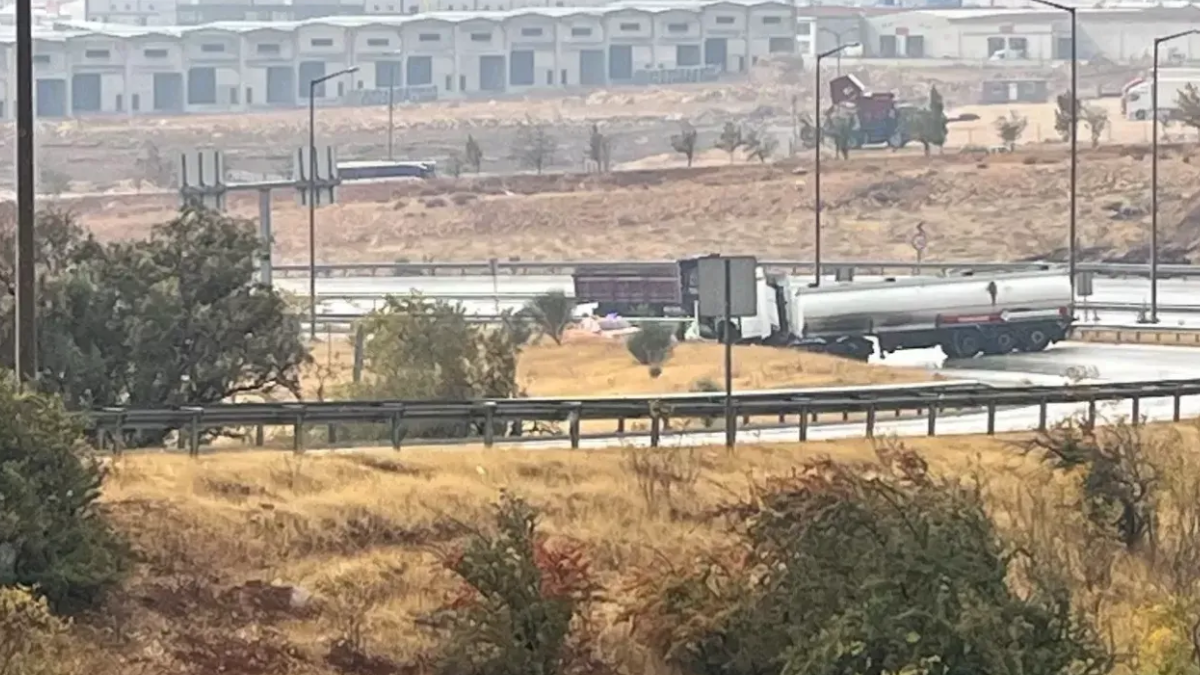 Gaziantep te Tır Kazası Otobanı Kapattı