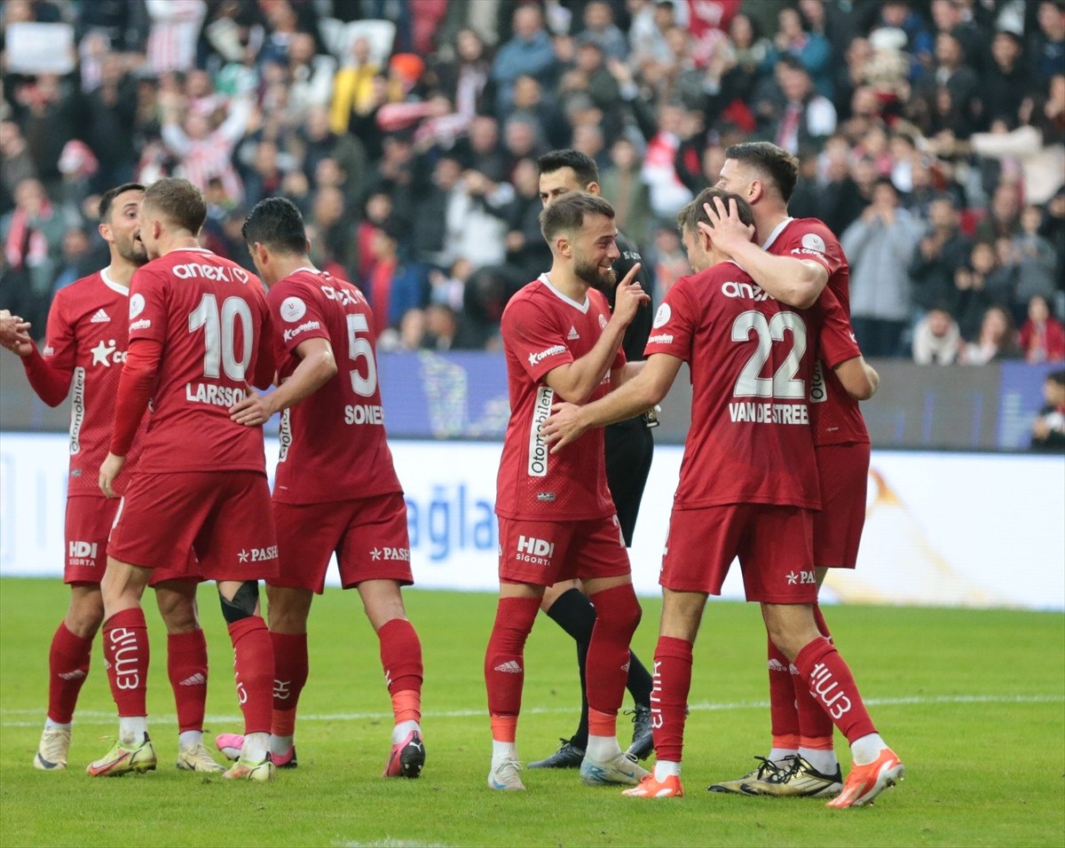 Antalyaspor, Kayserispor'u 2-0 Yenerek Galibiyet Serisini Sürdürdü