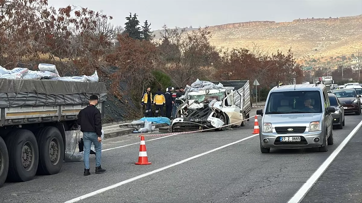 Gaziantep'te Kamyonet Kazası: Sürücü Hayatını Kaybetti