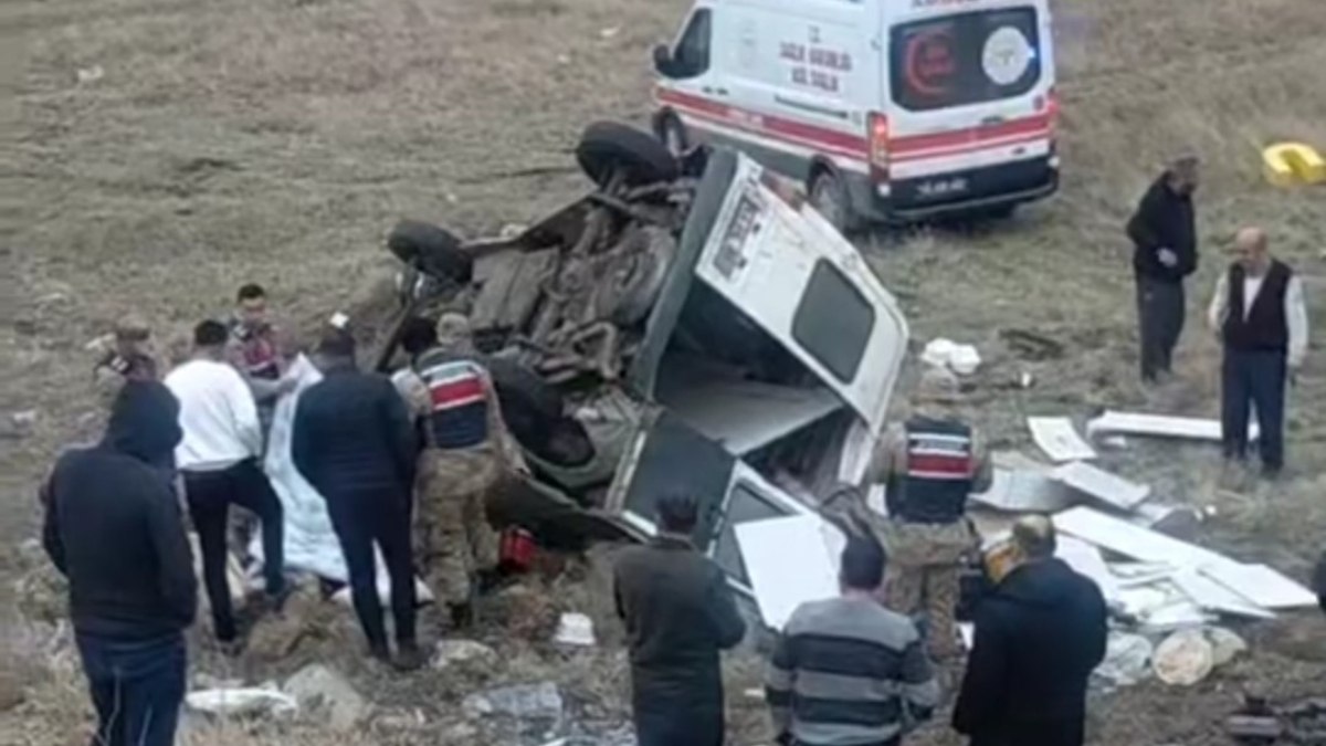 Gaziantep'te Kontrolden Çıkan Minibüs Şarampole Uçtu