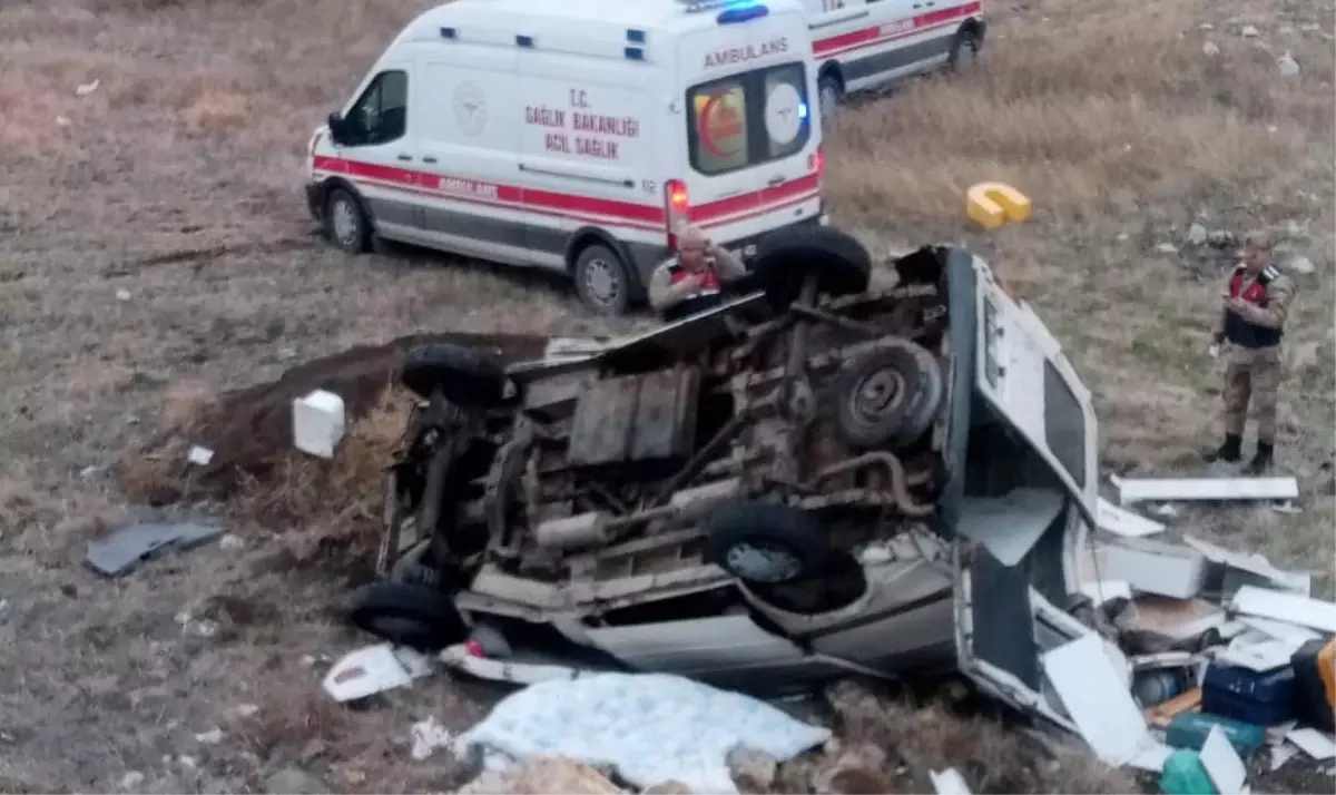 Gaziantep'te Minibüs Kazasında 1 Kişi Hayatını Kaybetti, 3 Yaralı