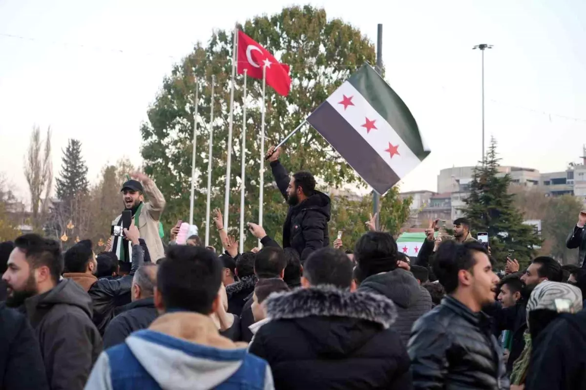 Gaziantep'te Suriyeliler, Esad Rejiminin Çöküşünü Coşkuyla Kutladı