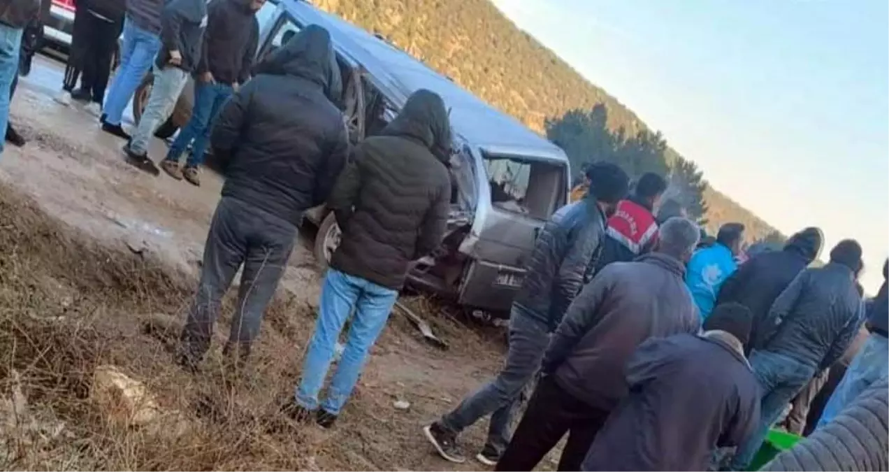 Gaziantep'te TIR ile minibüs çarpıştı: 2 ölü, 7 yaralı