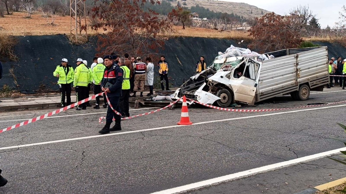 Gaziantep'te Tıra Çarpan Kamyonet Sürücüsü Hayatını Kaybetti