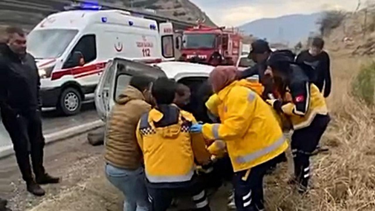 Hafif Ticari Araç ile TIR Çarpıştı: 1 Ölü, 3 Yaralı