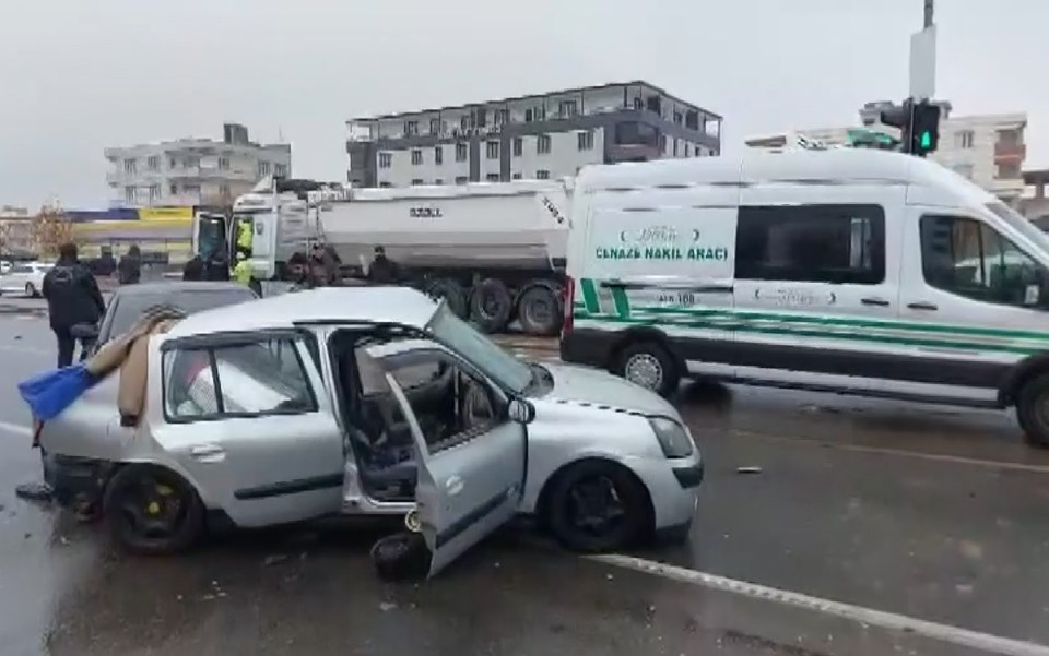 Nizip'te Zincirleme Trafik Kazası: 1 Ölü, 1 Yaralı