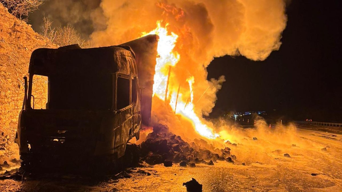 Adana'da Seyir Halindeki Tır Yangını