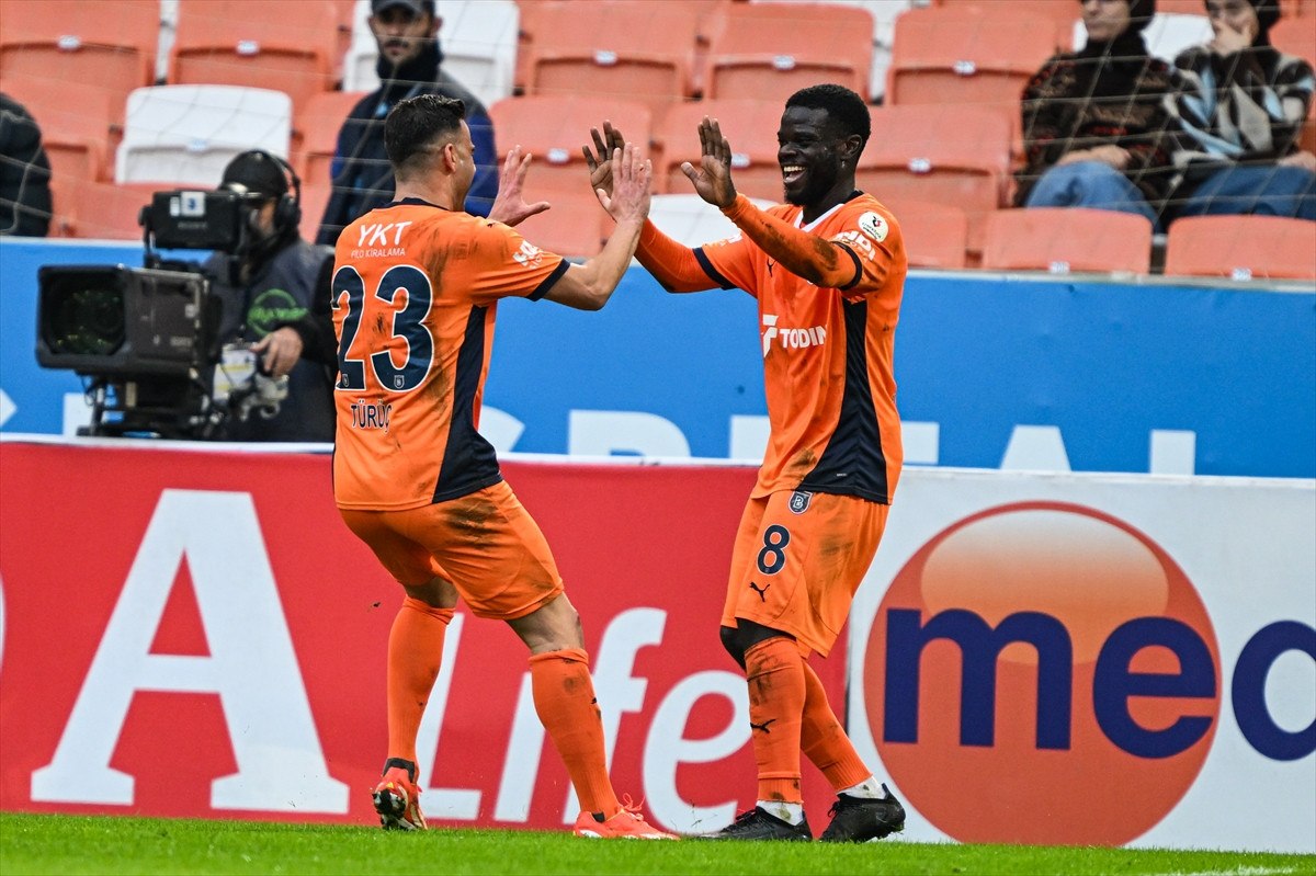 Başakşehir, Adana Demirspor'u 1-0 Yenerek Galibiyet Aldı