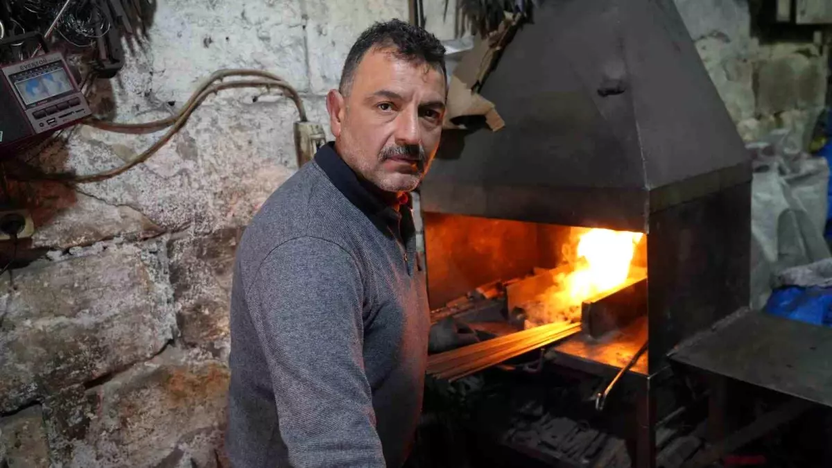 Demirci Ustası Kışın Isınırken Üretiyor