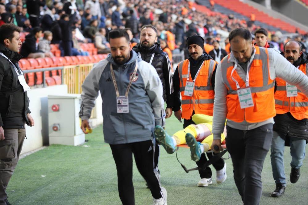 Gaziantep FK Kalecisi Mustafa Burak Bozan Sakatlandı, Hastaneye Kaldırıldı