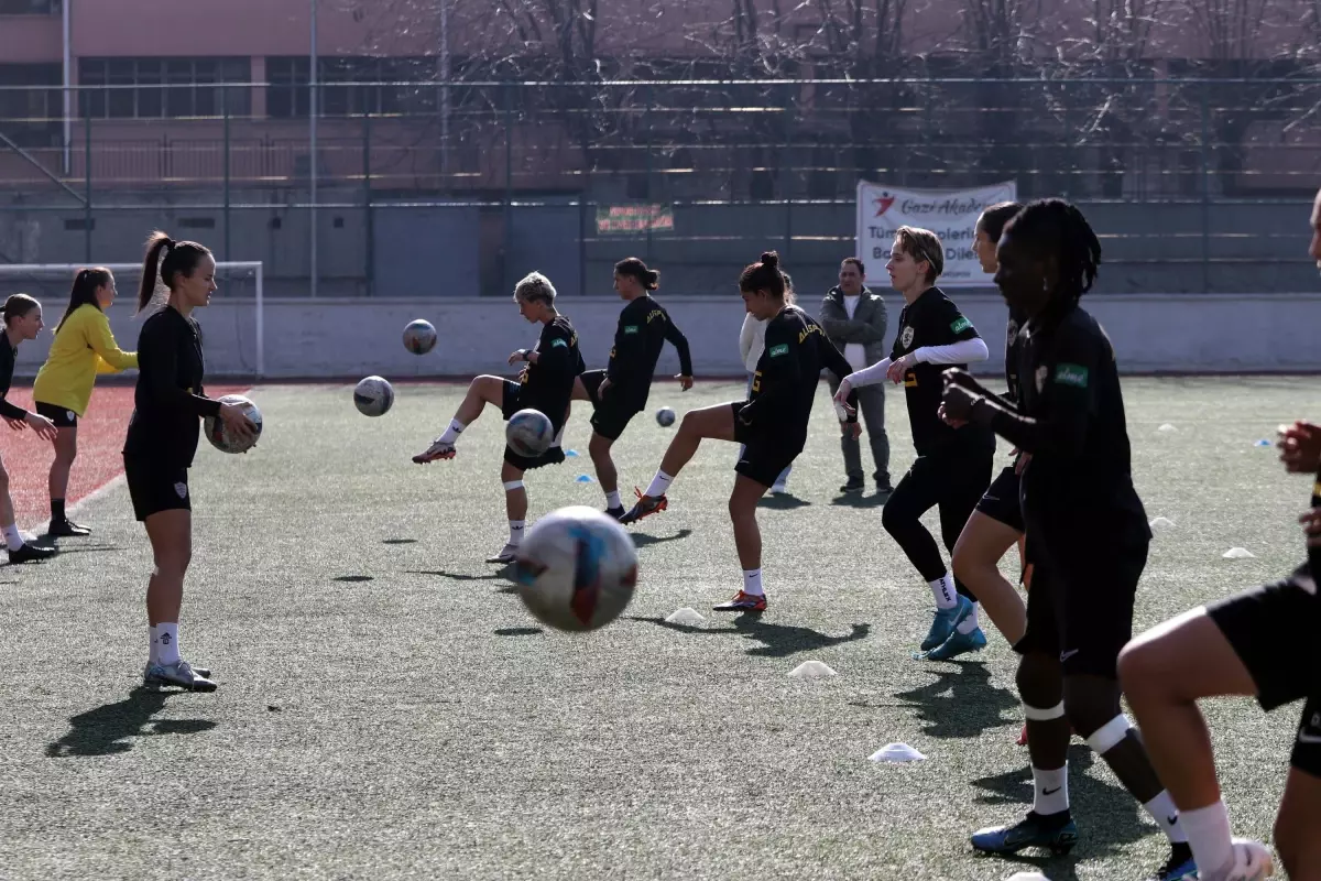 Gaziantep Kadın Futbol Takımı Beşiktaş Maçına Hazırlanıyor