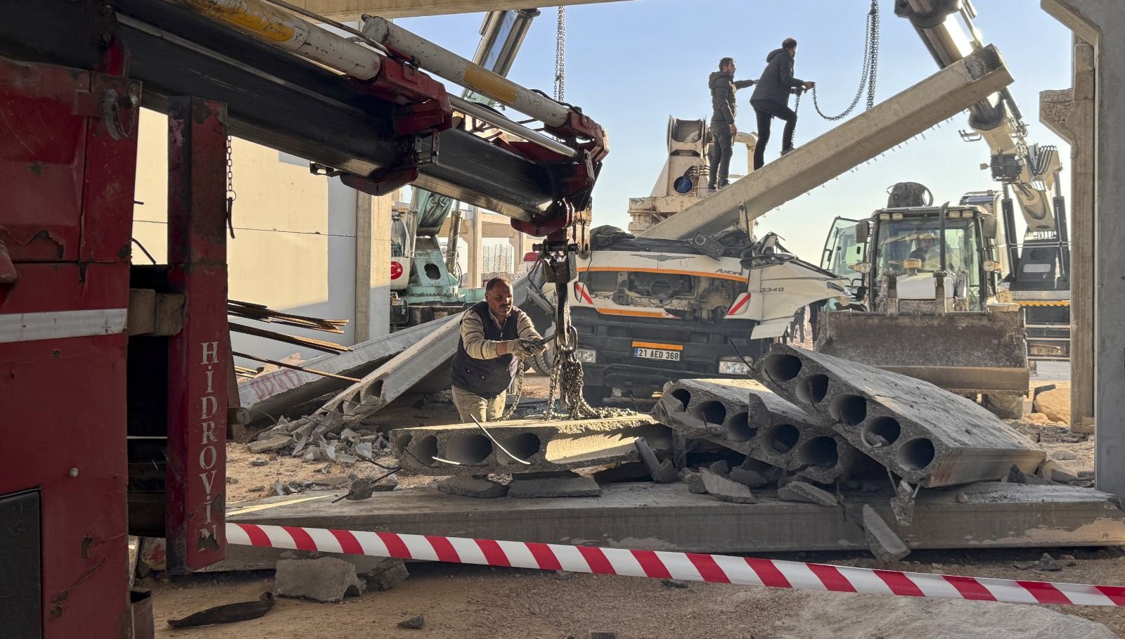 Gaziantep'te Beton Bloğun Altında Kalan Sürücü Hayatını Kaybetti