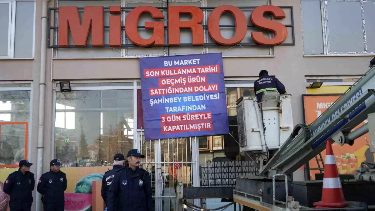 Gaziantep'te Migros Şubesi Tarihi Geçmiş Ürünlerden Dolayı Kapatıldı