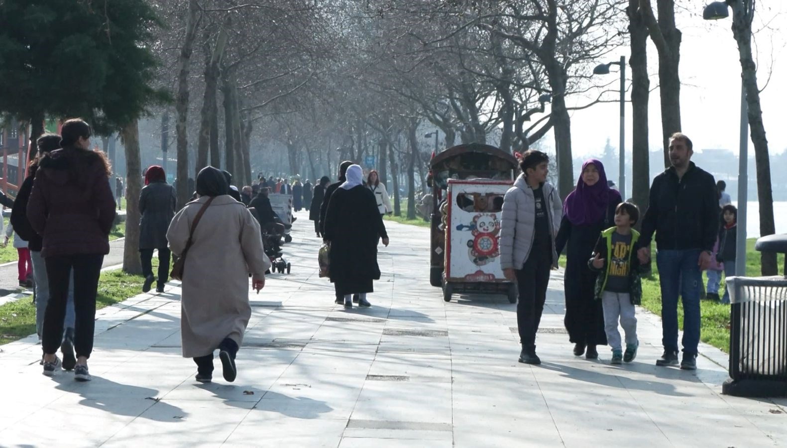 Güneşli Hava ile İstanbul Sahilleri Dolup Taşarken