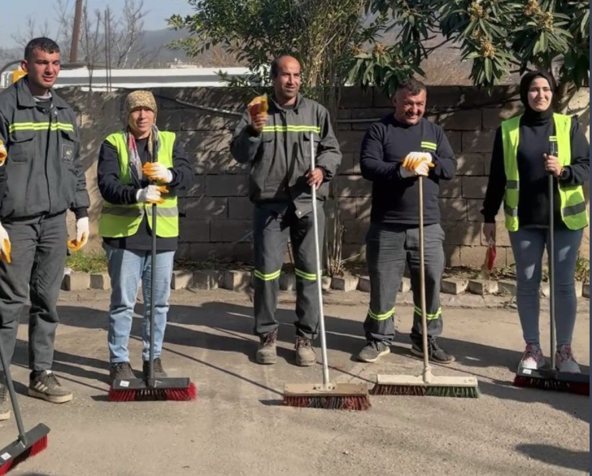 Hatay'da Temizlik İşçilerinin 'Balık Tendürde' Akımına Katılımı