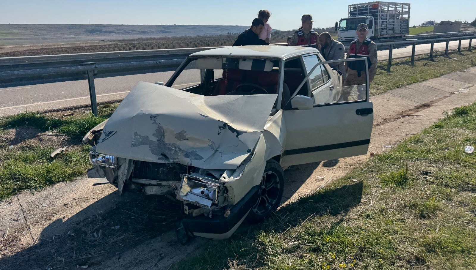 Kilis'te Bariyerlere Çarpan Otomobilde İki Yaralı