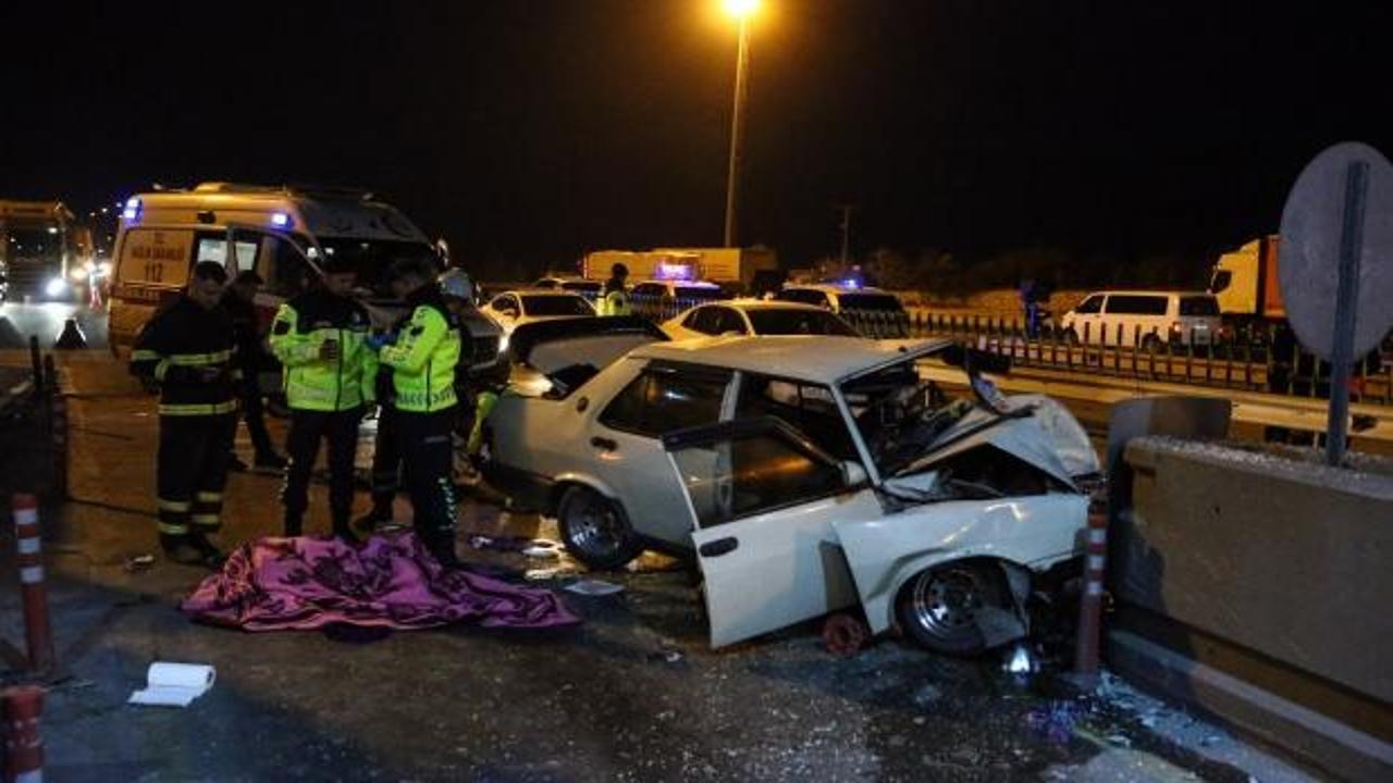 Mersin'de Otomobilin Beton Bariyerlere Çarpması: 2 Ölü, 5 Yaralı