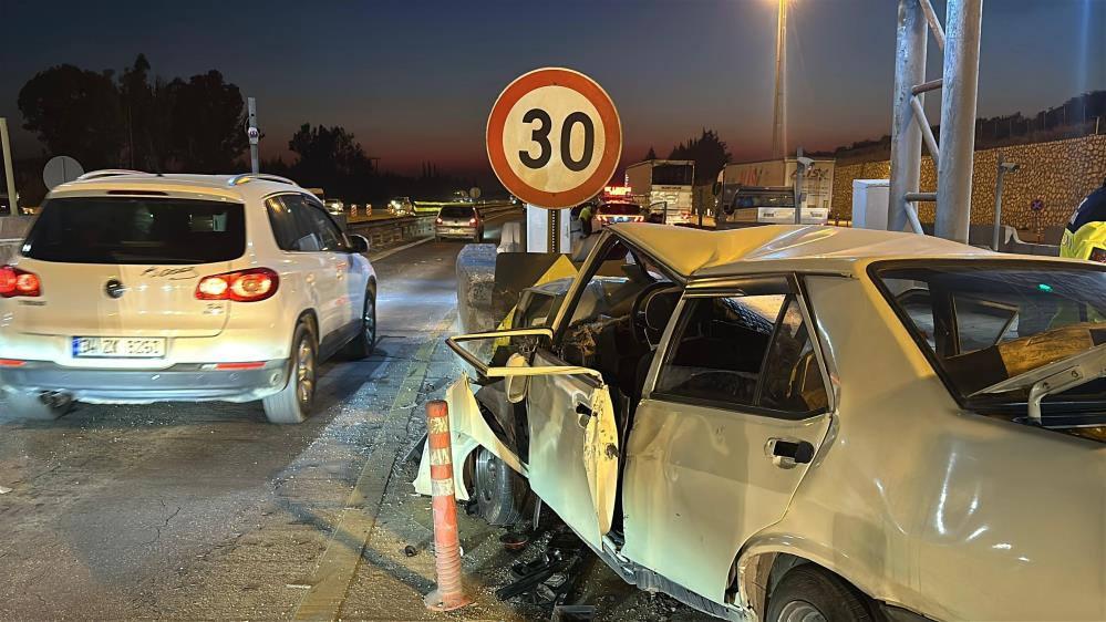 Mersin'de Otomobilin Beton Bariyerlere Çarpması: 2 Ölü, 5 Yaralı