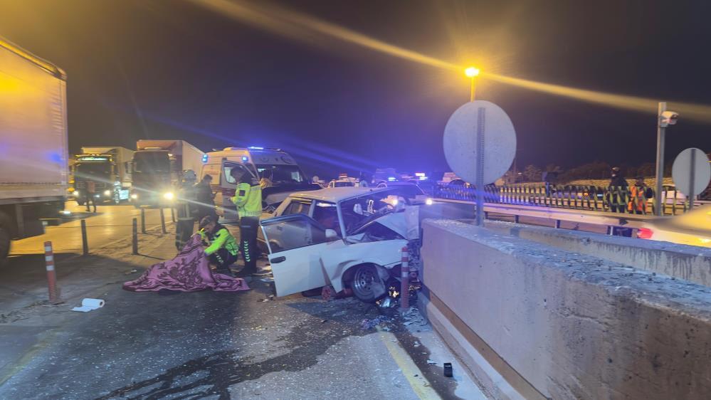 Mersin'de Otomobilin Beton Bariyerlere Çarpması: 2 Ölü, 5 Yaralı