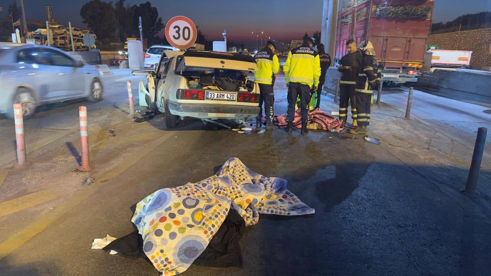 Mersin'de Otomobilin Beton Bariyerlere Çarpması: 2 Ölü, 5 Yaralı