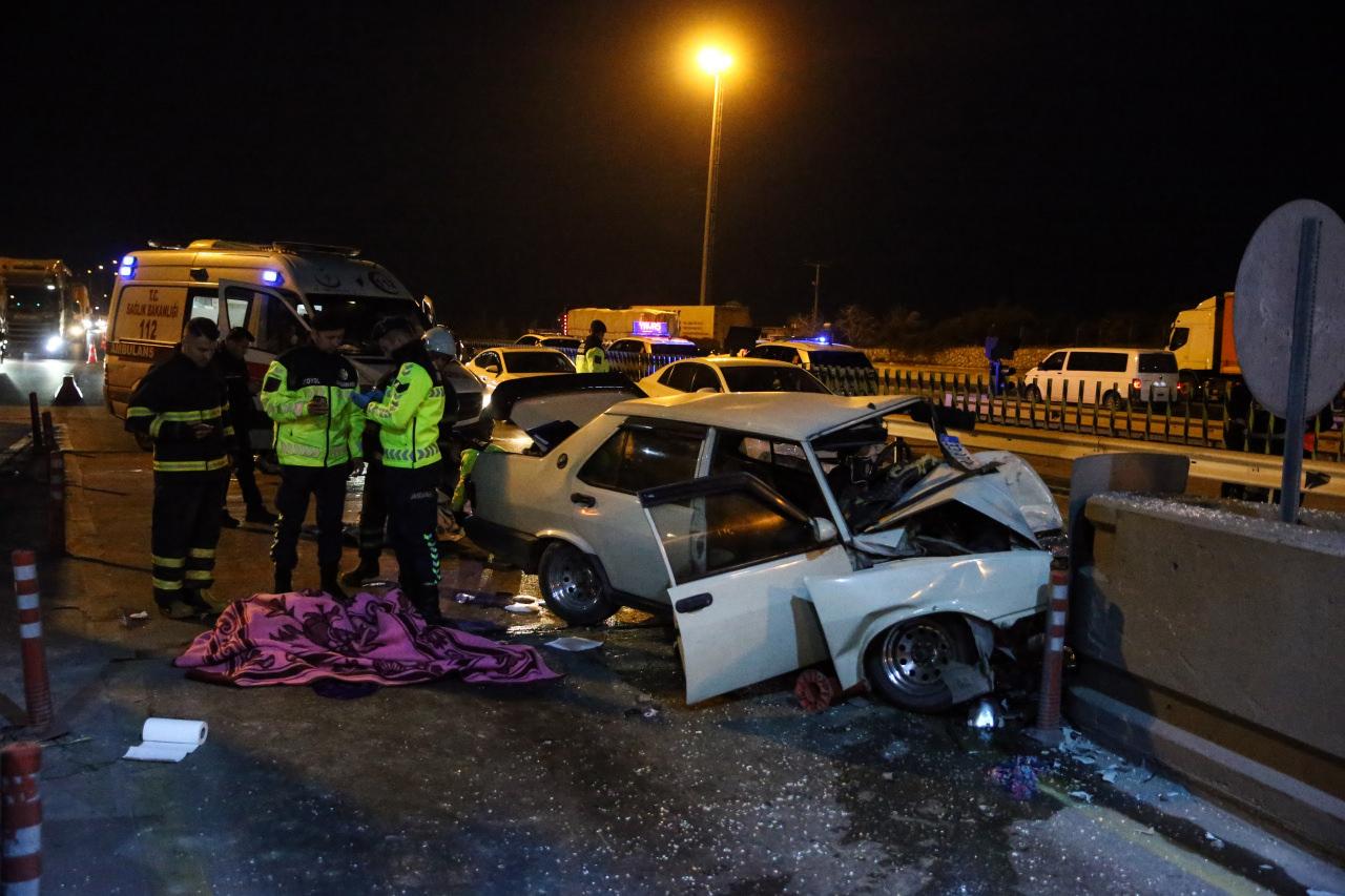 Mersin'de Otomobilin Beton Bariyerlere Çarpması: 2 Ölü, 5 Yaralı