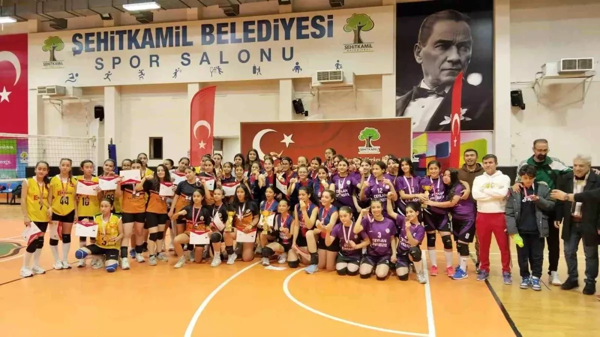 Şehitkamil'de Yıldız Kızlar Voleybol Turnuvası Sona Erdi