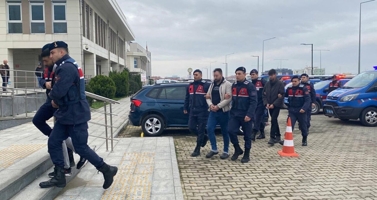 Adana'da Göçmen Kaçakçılığı Operasyonunda 17 Gözaltı