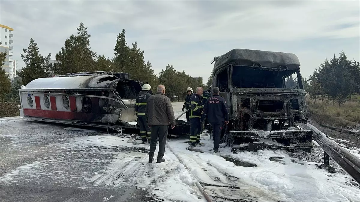 Adana'da Yakıt Yüklü Tanker Devrildi, Yangın Söndürüldü