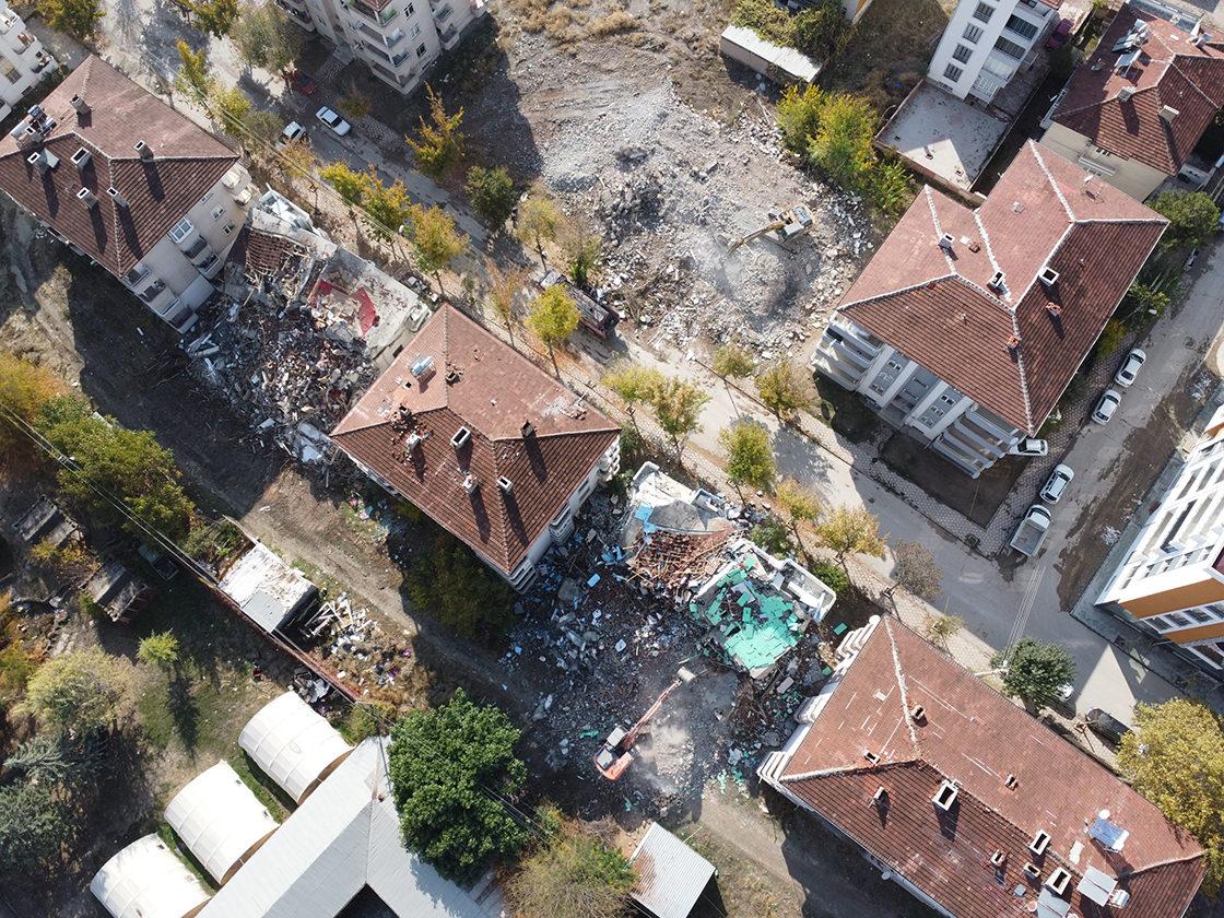 Asrın Felaketinin İkinci Yılı: Türkiye'deki Depremin Etkileri ve Yardım Çalışmaları