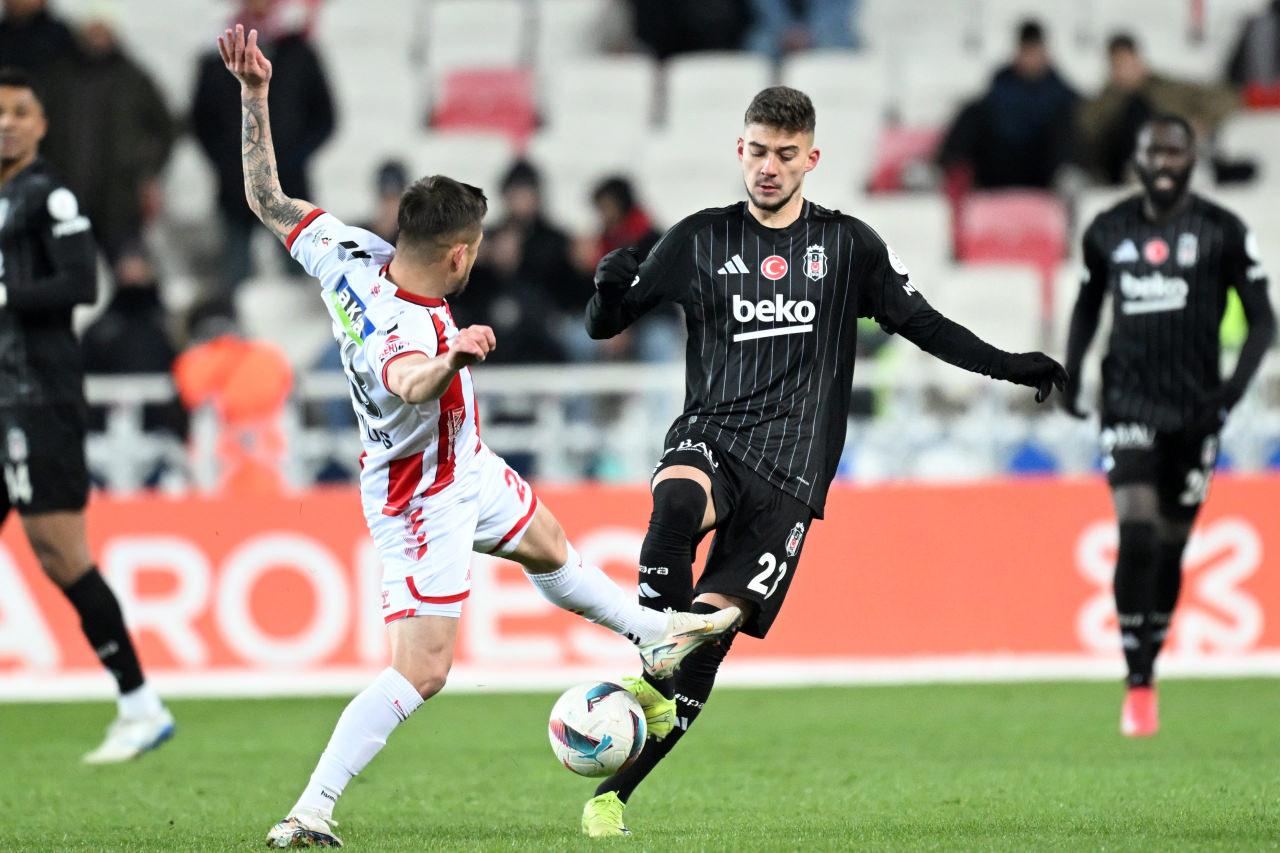 Beşiktaş, Sivasspor'u 2-0 Yenerek 3 Puan Aldı