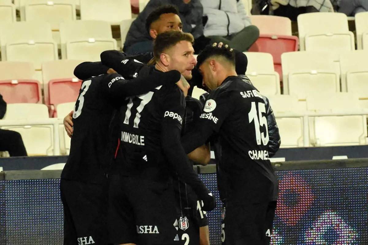 Beşiktaş, Sivasspor'u 2-0 Yenerek İlk Lig Galibiyetini Aldı