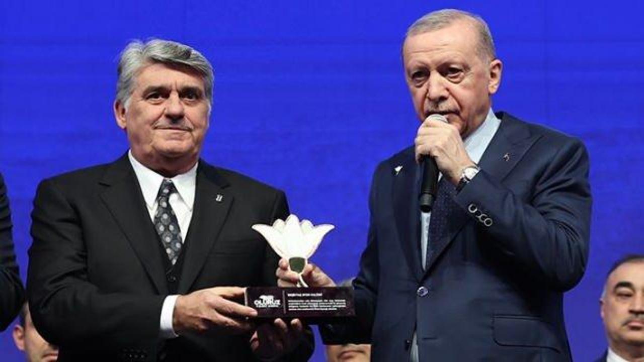 Cumhurbaşkanı Erdoğan'dan Beşiktaş Başkanı Adalı'ya Plaket Takdimi