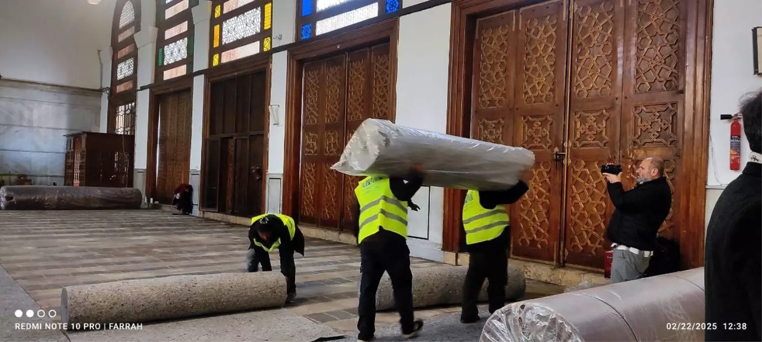 Emevi Camii'nde Erdoğan'ın Seçtiği Halılar Serilmeye Başladı