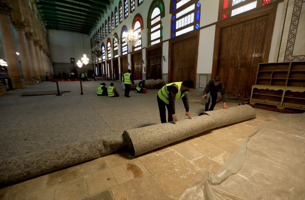 Emevi Camisi'nde Yeni Halılar İbadete Açıldı