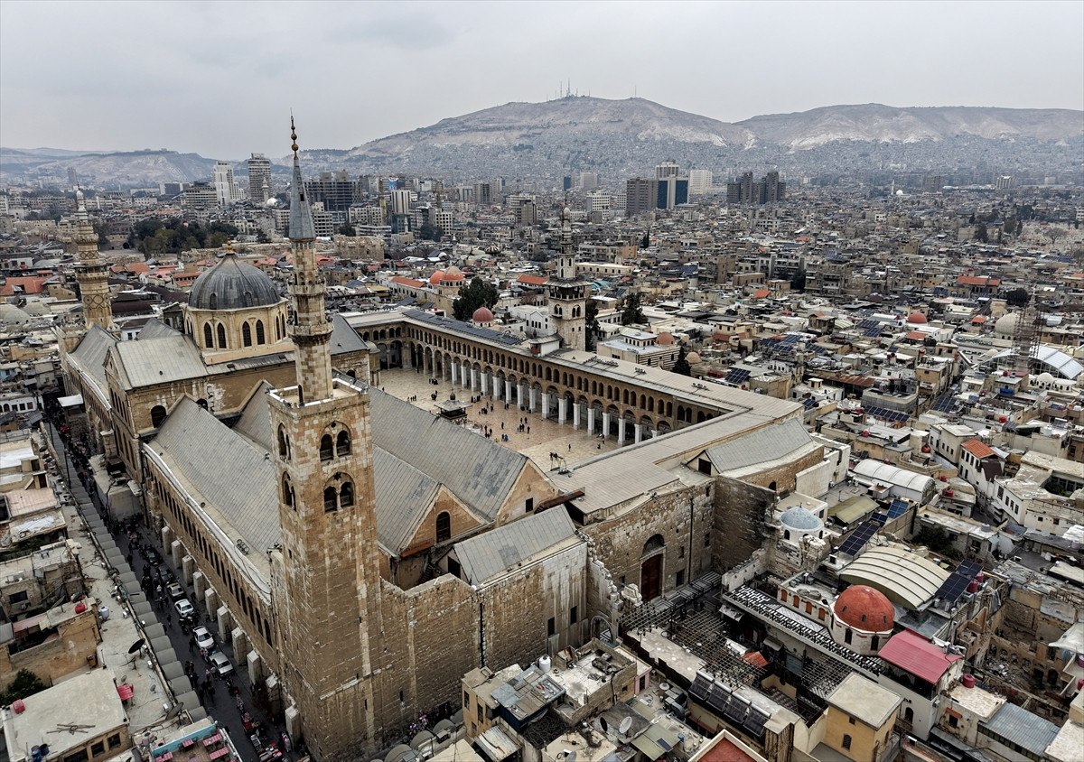 Emevi Camisi'nde Yeni Halılar İbadete Açıldı