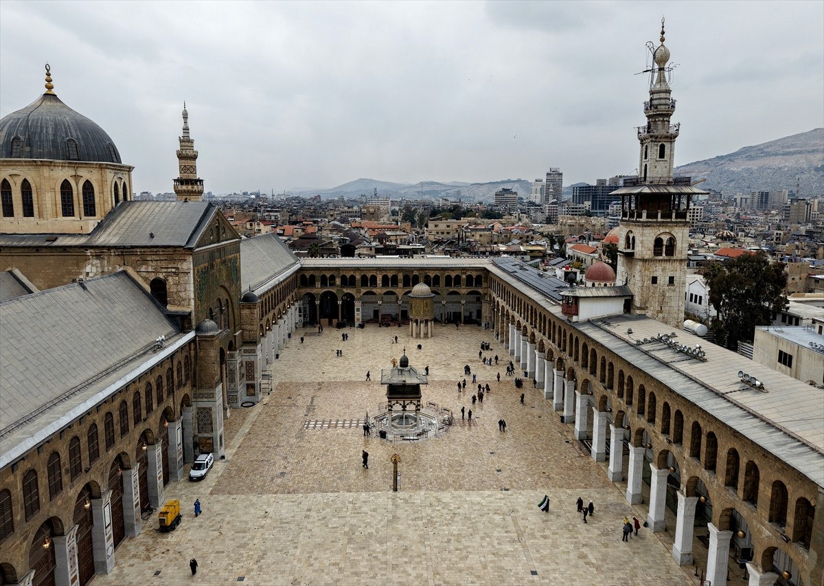 Emevi Camisi'nde Yeni Halılar İbadete Açıldı