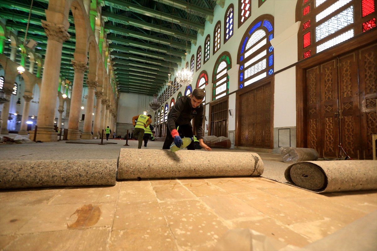 Emevi Camisi'nde Yeni Halılar İbadete Açıldı