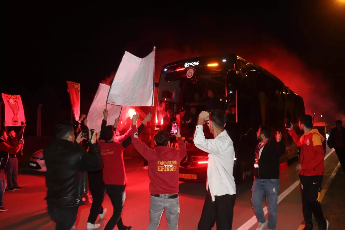 Galatasaray, Gaziantep'te Taraftarlarıyla Buluştu