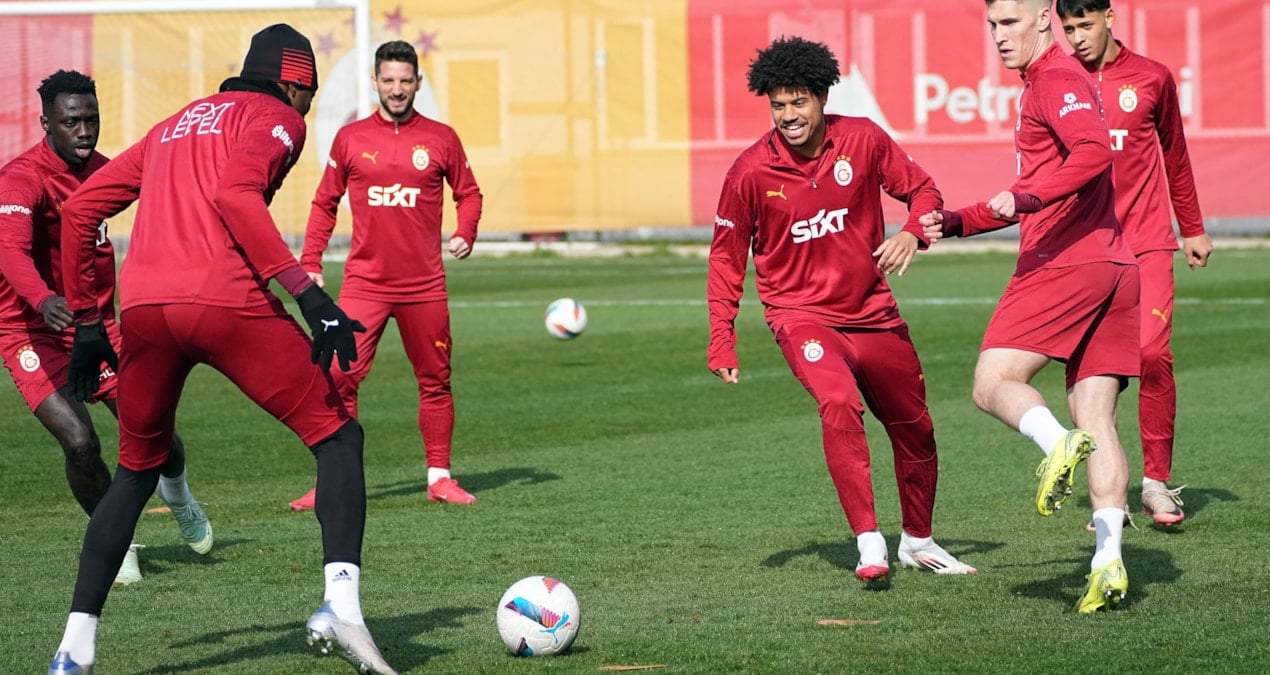 Galatasaray'da Sakatlıklar ve Transfer Görüşmeleri Nedeniyle Kadroda Değişiklik