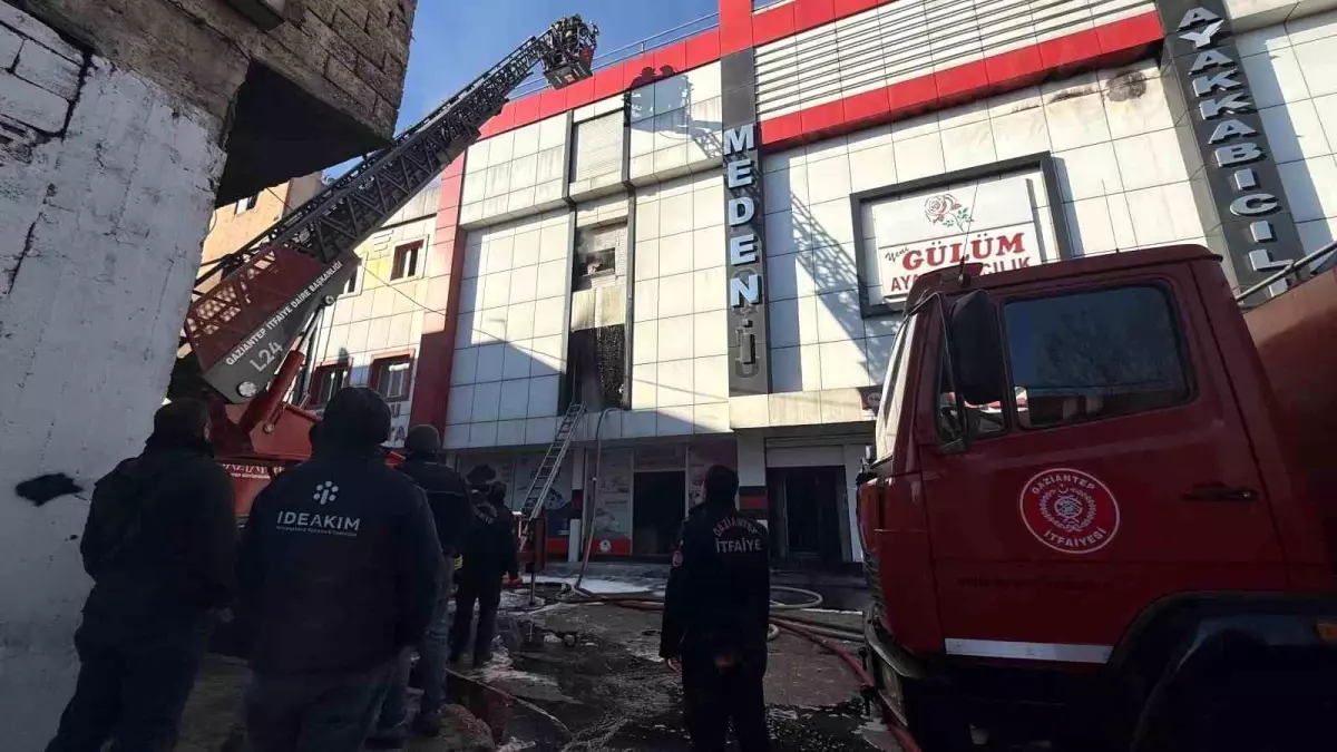 Gaziantep'te Ayakkabı Atölyesinde Yangın Kontrol Altına Alındı