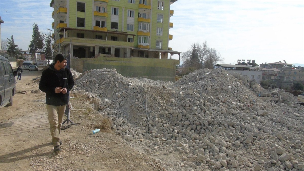 Gaziantep'te Deprem Felaketi: Sezai Karabaş'ın Kızı ile Hayata Tutunma Hikayesi