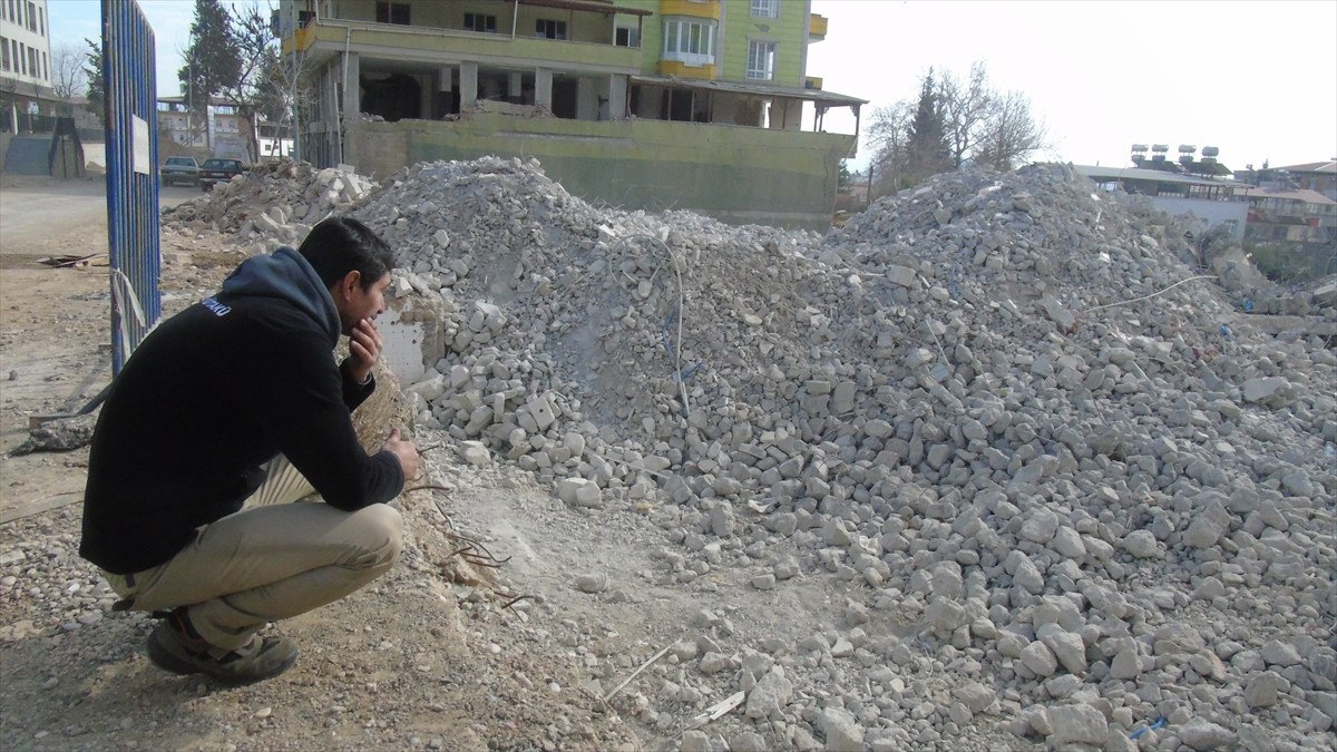 Gaziantep'te Deprem Felaketi: Sezai Karabaş'ın Kızı ile Hayata Tutunma Hikayesi