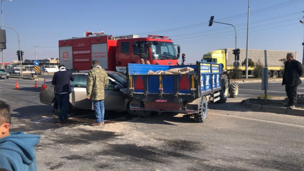 Gaziantep'te Otomobil ile Traktörün Çarpışması: 5 Yaralı